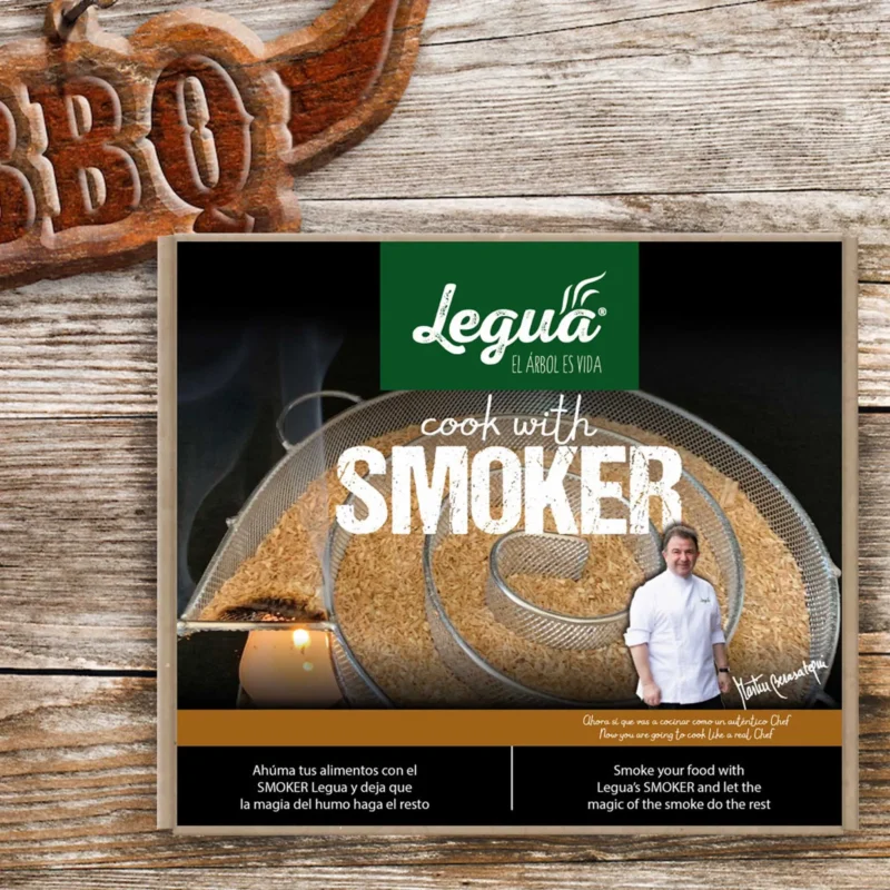 Smoke your food with the Legua smoker and let the magic of smoke do the rest. Give your dishes a master touch with the varieties of + Smoke Holm Oak, Orange tree, Olive tree and Quebracho. USE Smoke foods that do not require calories (salmon, trout, cheese, sausages). Just put the food and the smoker indoors, like a barbecue with a lid or a cardboard box. A small candle is started to use and should be removed and extinguished once the wood has lit a cigarette, usually in about 10 minutes.